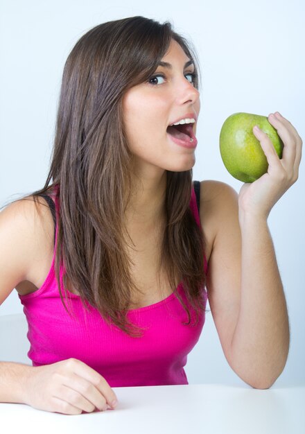 Estudio Retrato de la joven y bella mujer comiendo