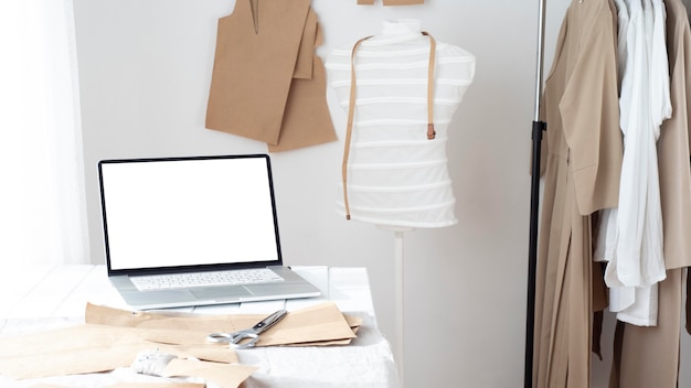 Estudio de sastrería con forma de vestido y portátil