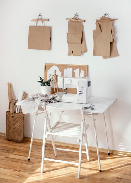 Estudio de sastrería con mesa y máquina de coser