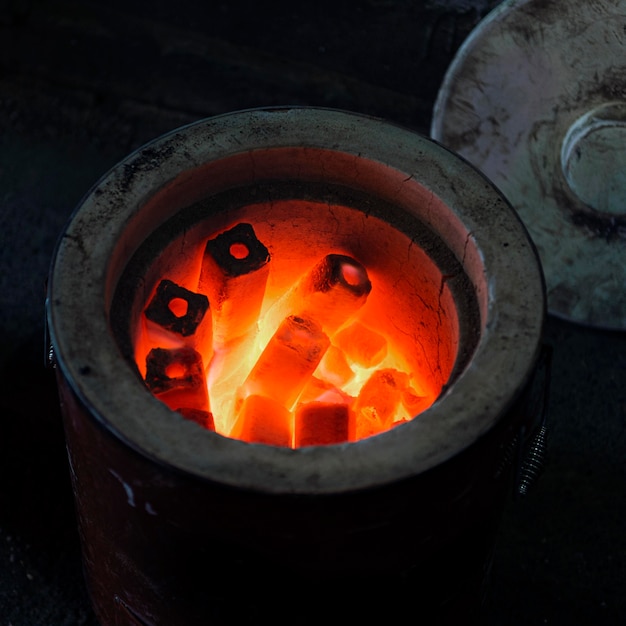 Estufa de carbón tradicional japonesa calentando