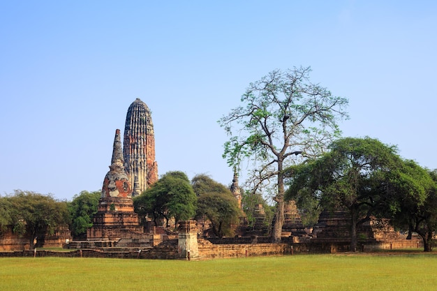 Foto gratuita una estupa antigua en el templo de wat phra ram ayutthaya tailandia