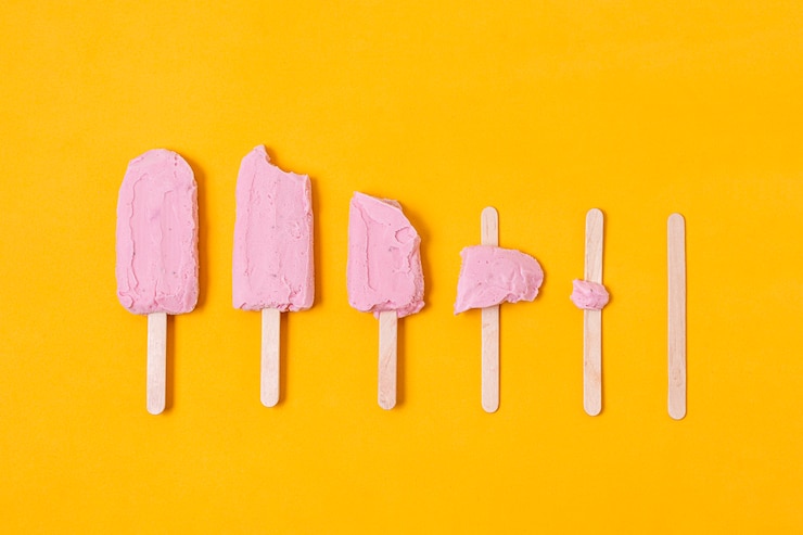 Foto gratuito etapas de helado comido de palo vista superior