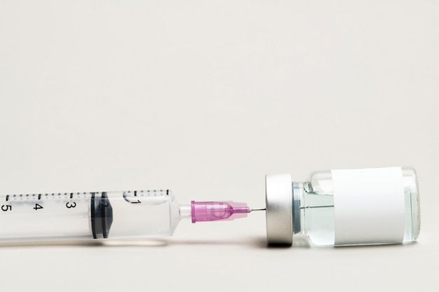 Etiqueta blanca en blanco en frasco de medicina vial de vidrio para inyección