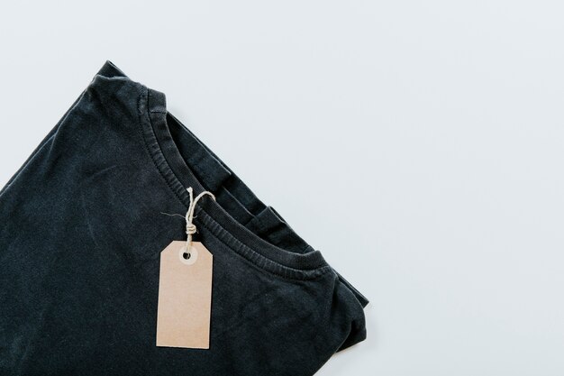 La etiqueta en la camiseta negra