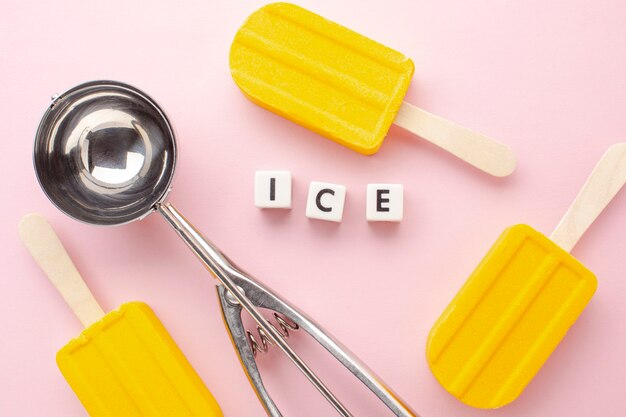Etiqueta de hielo al lado de helado en palo