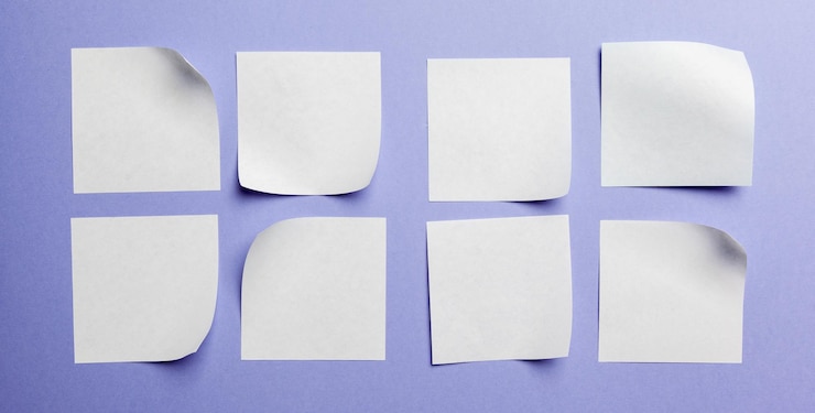 Foto gratuito etiqueta o etiqueta de papel en blanco con espacio de copia plano sobre fondo de escritorio violeta