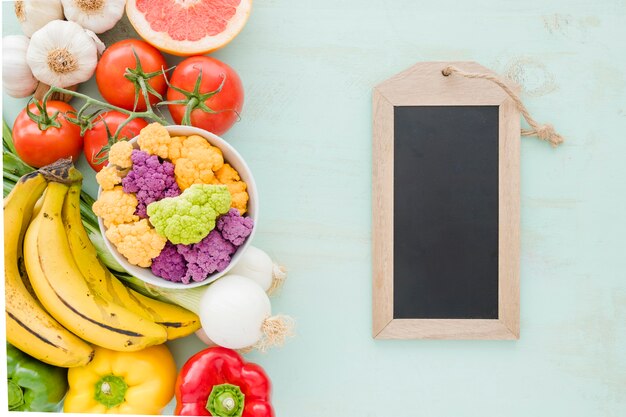 Etiqueta pequeña con verduras saludables en el fondo de color