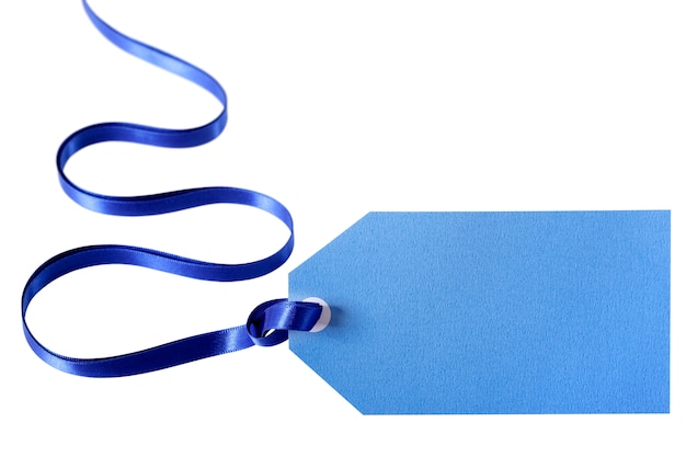 Etiqueta de regalo azul claro o boleto de precio con cinta azul profundo aislado en blanco
