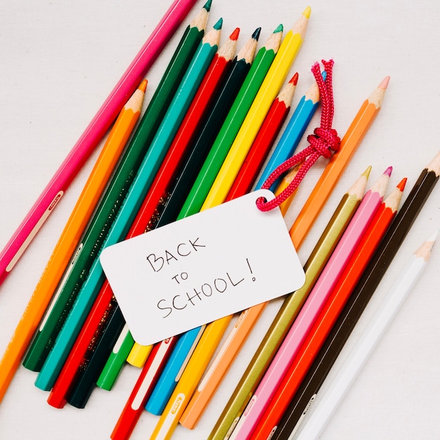 Etiqueta de regreso a la escuela en lápices de colores