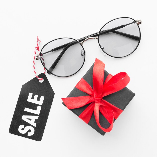 Etiqueta de venta de caja de regalo y gafas de sol