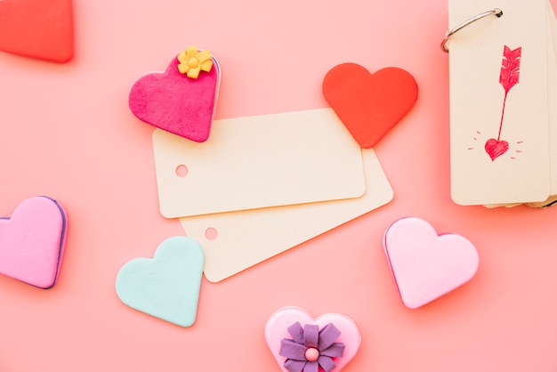 Etiquetas entre coloridas galletas en forma de corazones.