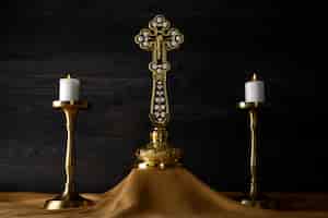 Foto gratuita eucaristía celebración con cruz y velas
