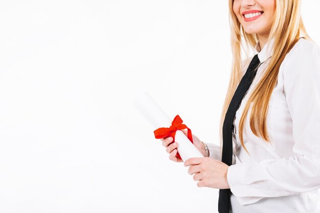 Ex alumno orgulloso con diploma de papel