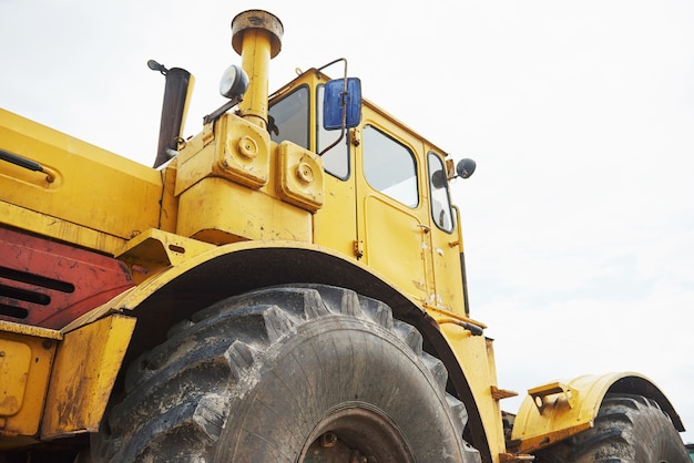 Foto gratuita excavadora cargadora de construcción pesada en el área de construcción.