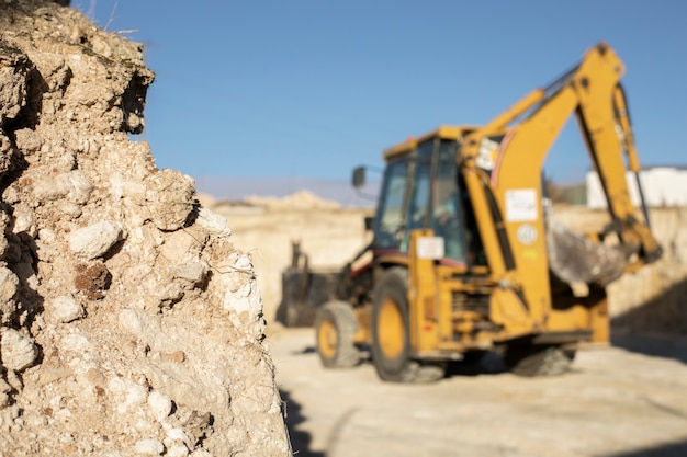 Excavadora cavando en el suelo a la luz del día