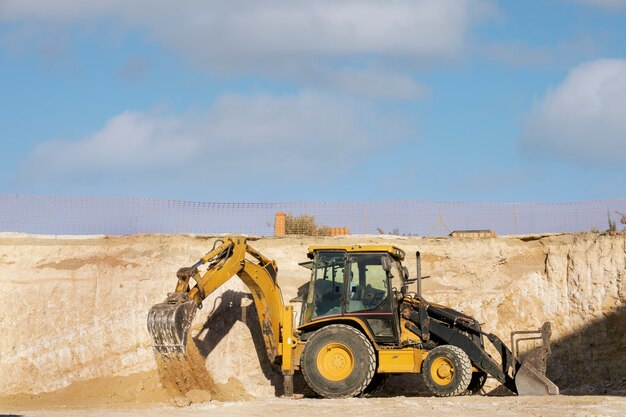 Excavadora cavando en el suelo a la luz del día