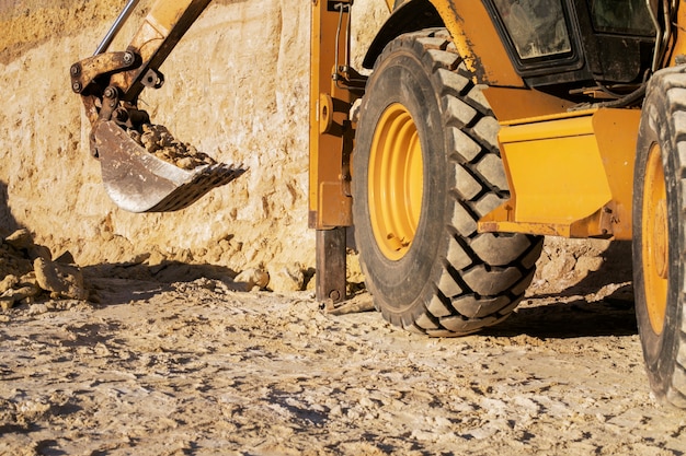 Excavadora cavando en el suelo a la luz del día