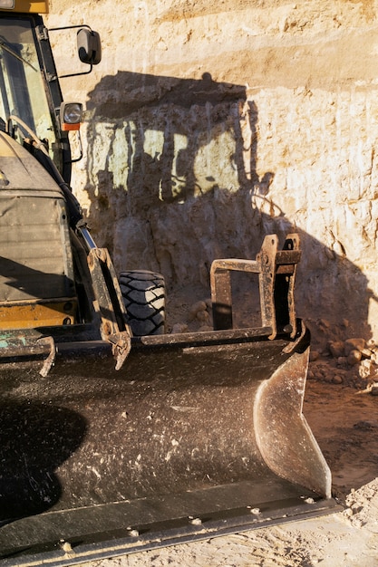 Foto gratuita excavadora cavando en el suelo a la luz del día