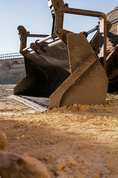 Excavadora cavando en el suelo a la luz del día