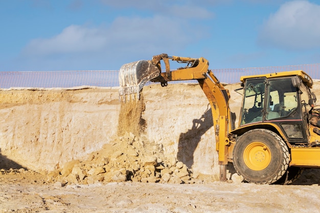 Excavadora cavando en el suelo a la luz del día