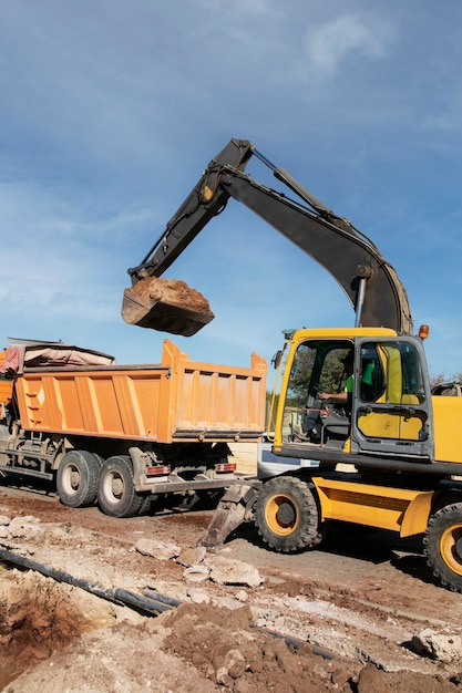 Excavadora cavando en el suelo a la luz del día