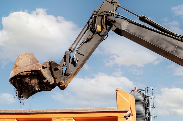 Excavadora cavando en el suelo a la luz del día