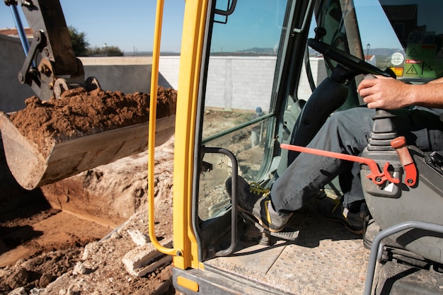 Excavadora para excavar con luz diurna al aire libre