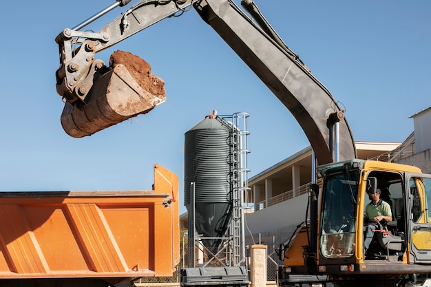 Excavadora para excavar con luz diurna al aire libre