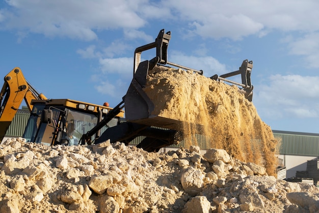 Foto gratuita excavadora pesada para excavar con luz diurna