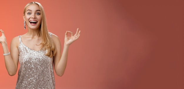 Excitada, despreocupada, feliz, sin estrés, encantadora, rubia, mujer europea, sentimientos tranquilos bajo control, espectáculo zen.