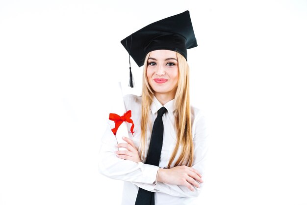 Excitada mujer orgullosa con diploma de educación