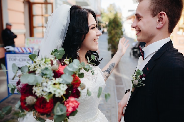 Excitado novia y el novio en la calle