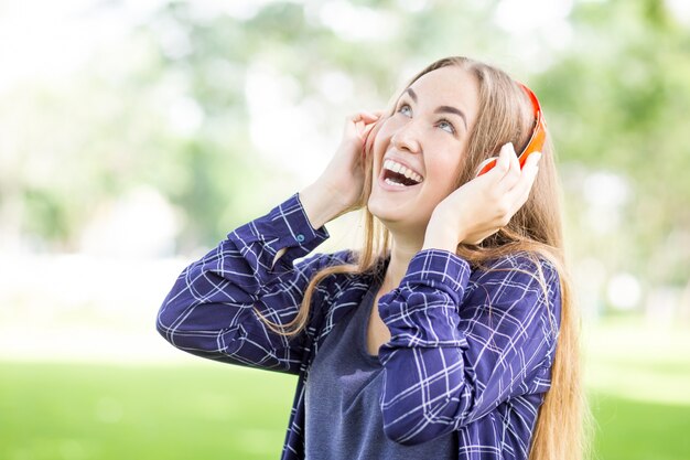 Excited adolescente escuchando audiolibro