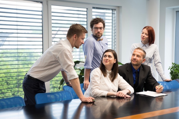 Foto gratuita excited compañeros de trabajo discutiendo nueva planta