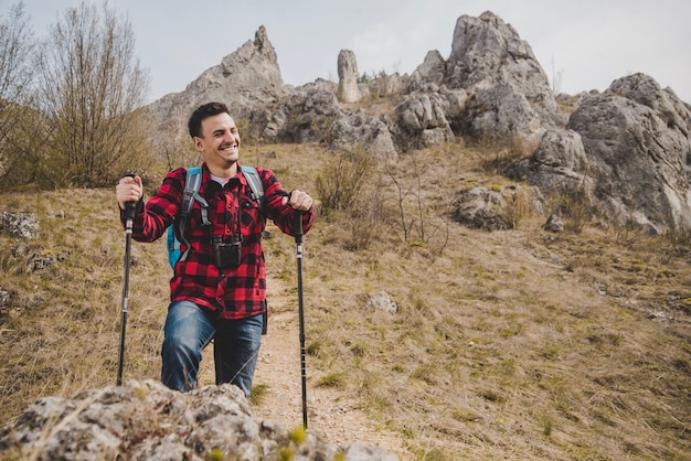 Foto gratuita excursionista feliz al aire libre