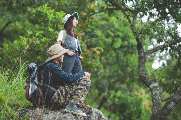 Un excursionista feliz camina por la jungla con una mochila.