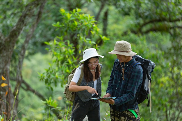 Un excursionista feliz camina por la jungla con una mochila.