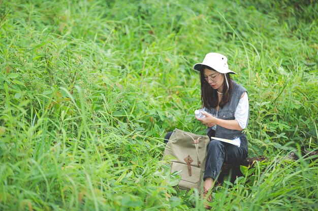 Un excursionista feliz camina por la jungla con una mochila.