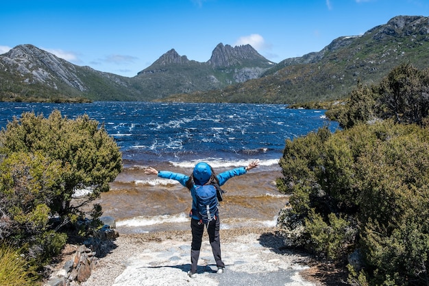 Foto gratuita excursionista femenina disfruta de la belleza natural del monte cradle y el lago dove en tasmania