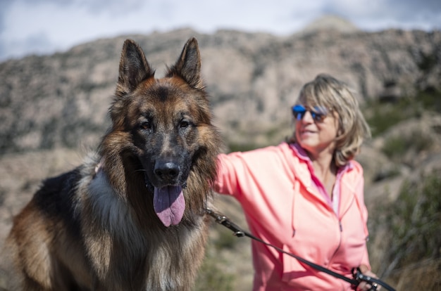 Excursionista hembra descansando con su perro y disfrutando del aire fresco