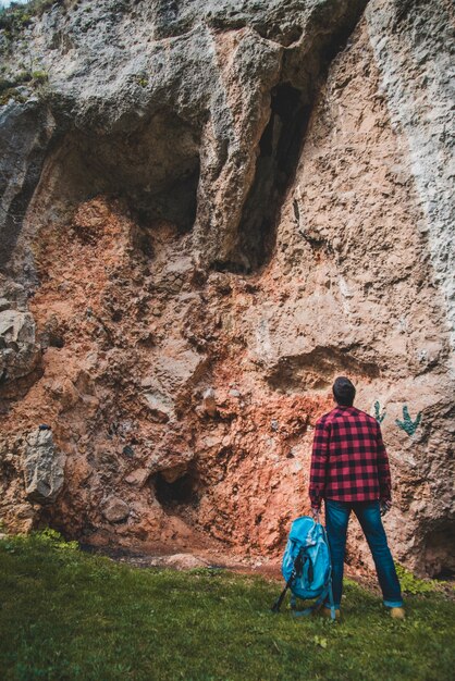 Excursionista mirando una roca antes de empezar a escalar