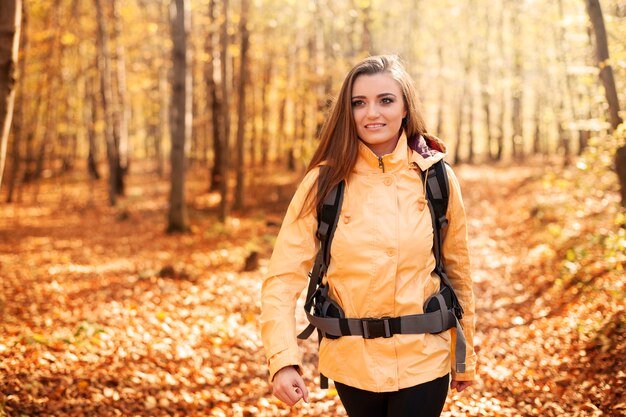 Excursionista mujer hermosa en bosque