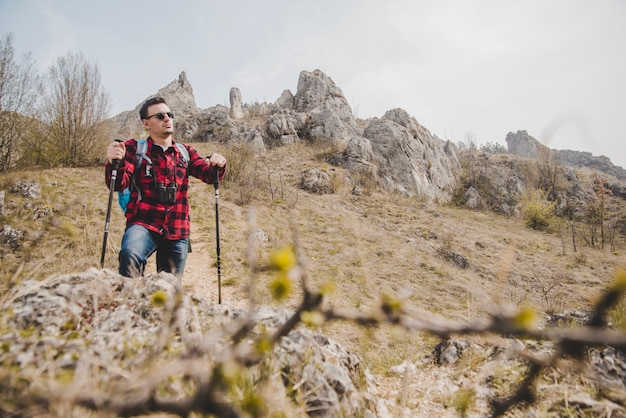 Excursionista relajado con gafas de sol