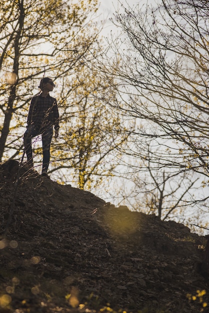 Foto gratuita excursionista rodeada de árboles