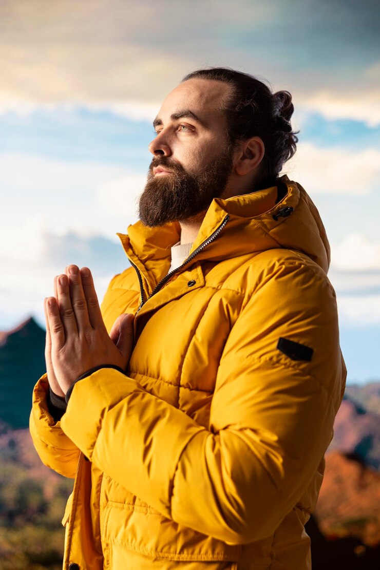 Foto gratuito un excursionista satisfecho haciendo una sesión de meditación para aliviar el estrés en la naturaleza