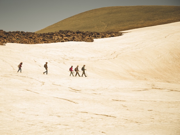 Foto gratuita excursionistas en la cima