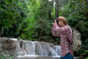 Foto gratuita los excursionistas hombres se toman fotos de sí mismos.