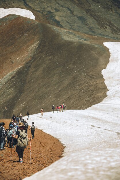 Excursionistas en las montañas