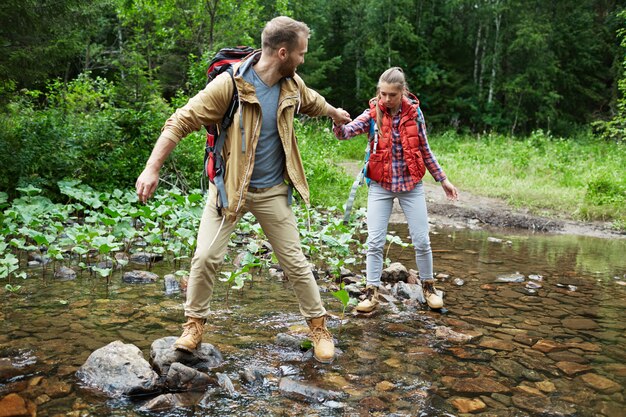 Excursionistas pasando el río