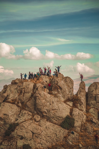 Excursionistas en una roca